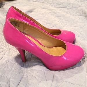 LIKE NEW Kenneth Cole bright fuchsia/ pink pumps,  size 7.5 💖